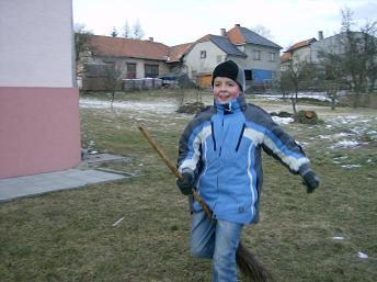 mis.hra kluk  na koštěti